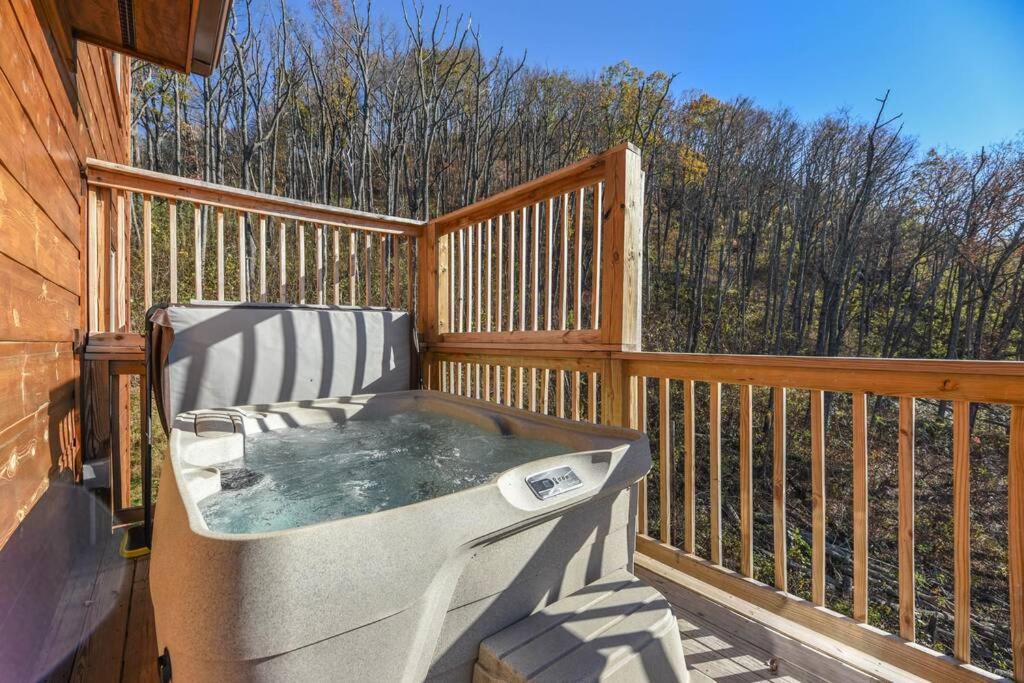 Walnut Ridge Cabin. Sleeps 7-11! Hot Tub, Pool Table, Minutes To Downtown Gatlinburg! Экстерьер фото