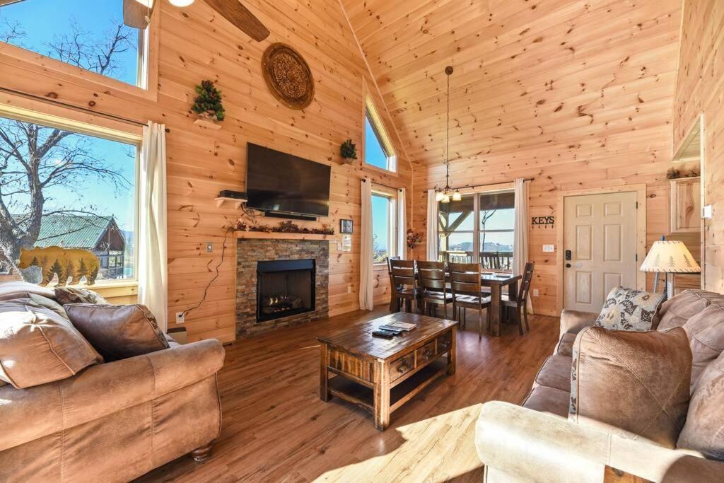 Walnut Ridge Cabin. Sleeps 7-11! Hot Tub, Pool Table, Minutes To Downtown Gatlinburg! Экстерьер фото